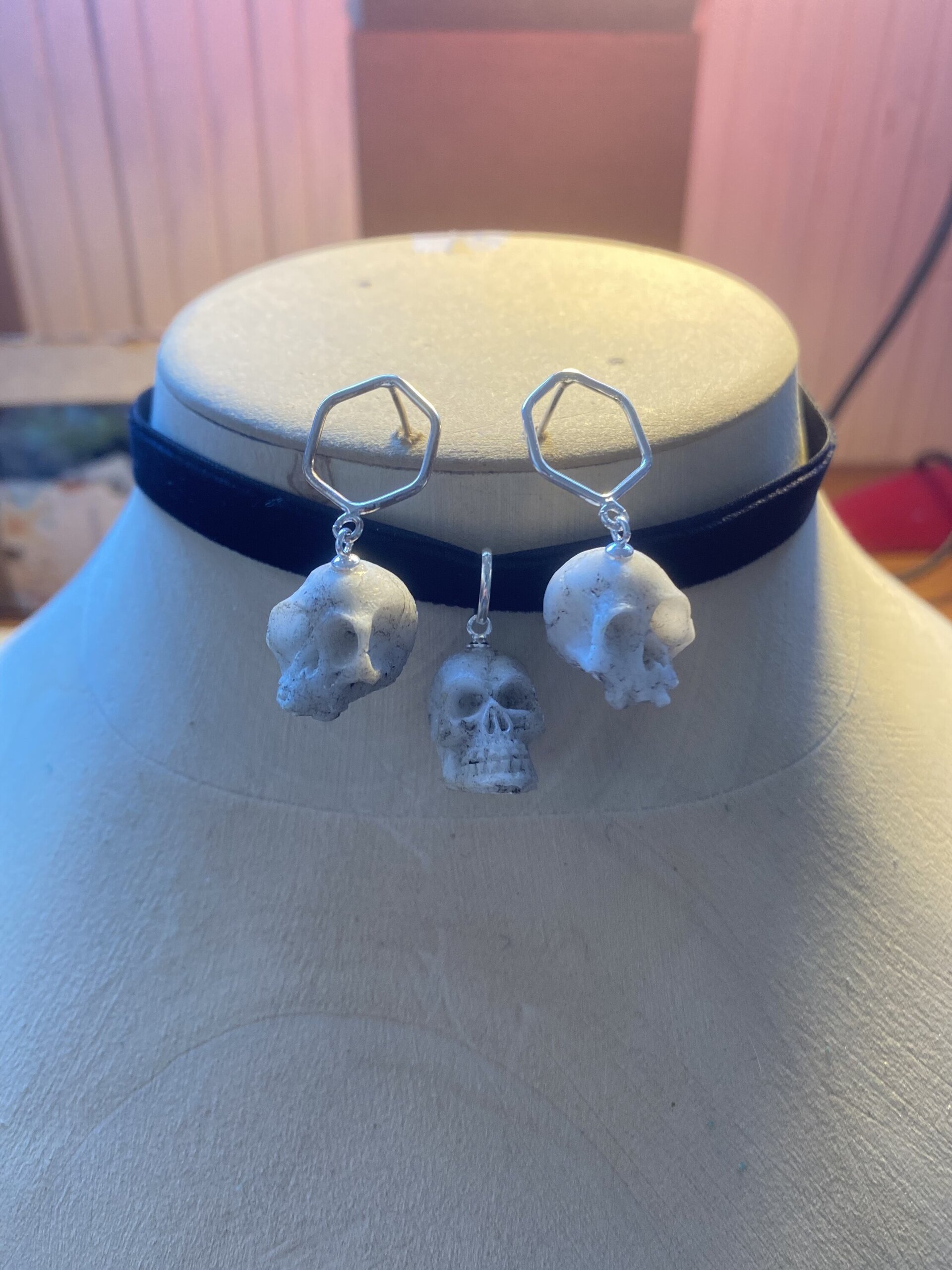 Conjunto de collar y Pendientes de Calaveras | Estilo Mortalmente Elegante - 2