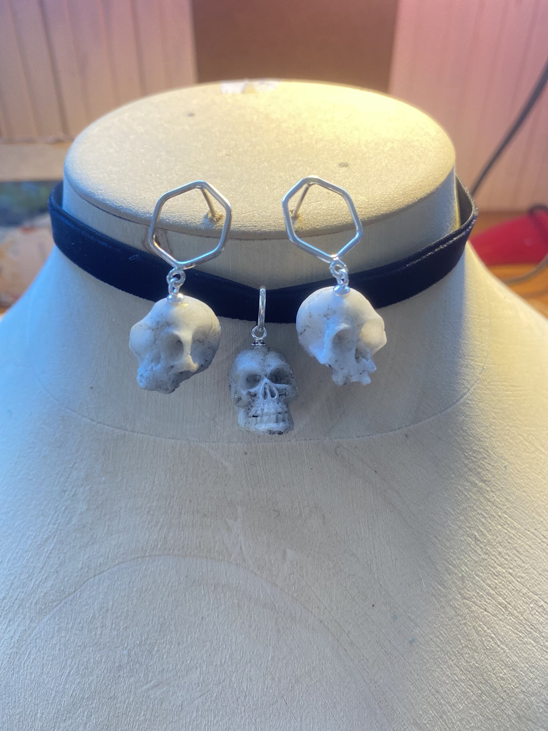 Conjunto de collar y Pendientes de Calaveras | Estilo Mortalmente Elegante - 4