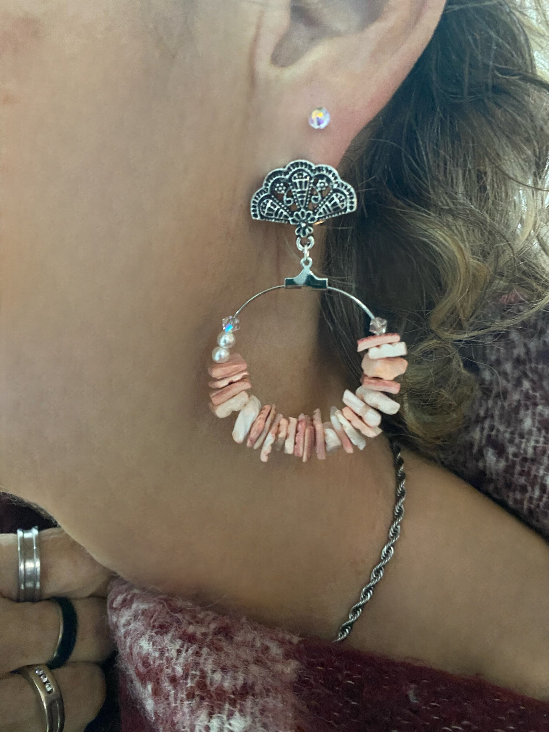 "Brillo Marino: Pendientes en Abanico con Conchas Marinas y Cristales Swarovski" - 3