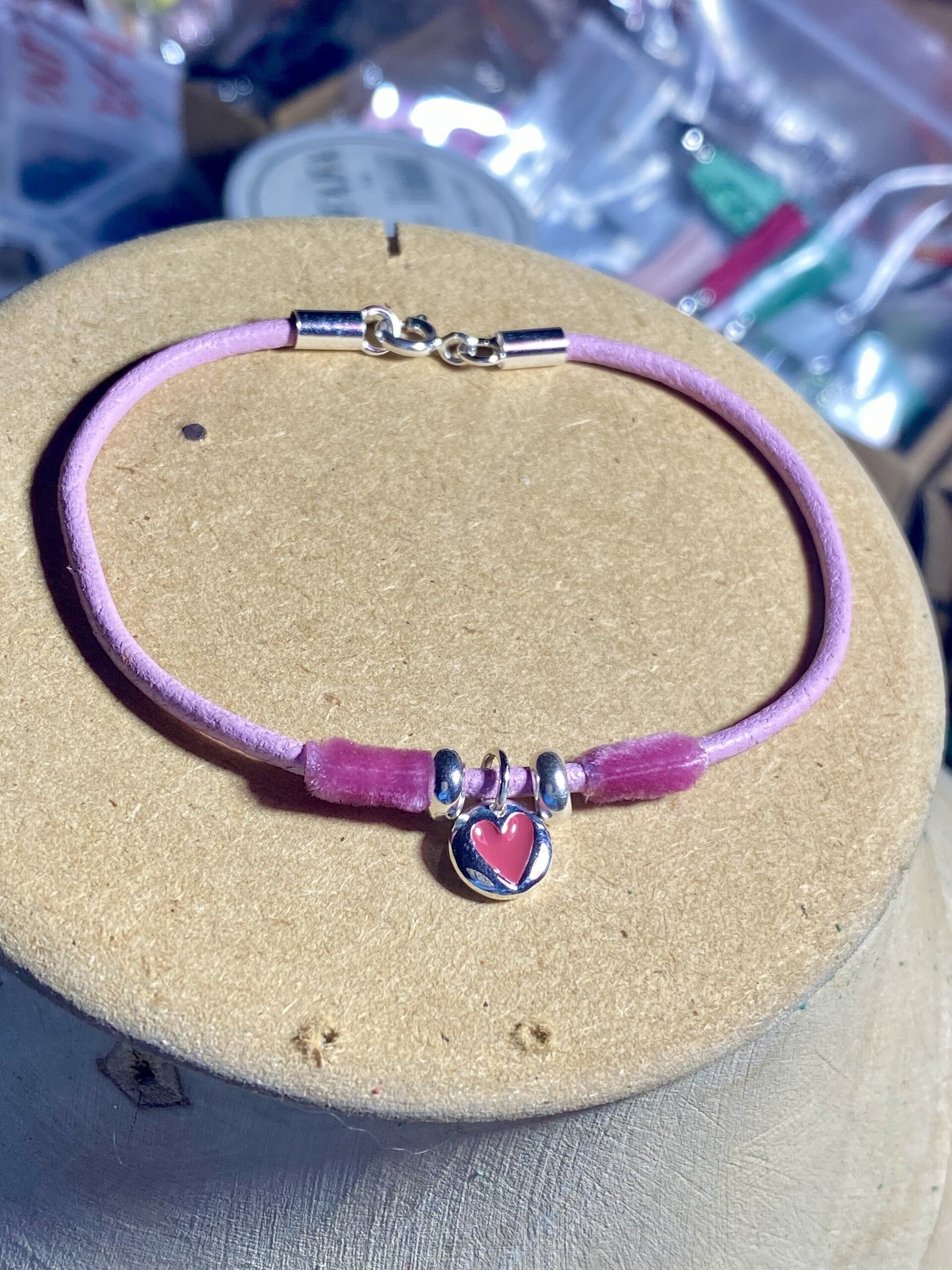 Pulsera de Cuero Rosa & Terciopelo con Plata y Colgante de Corazón - 2