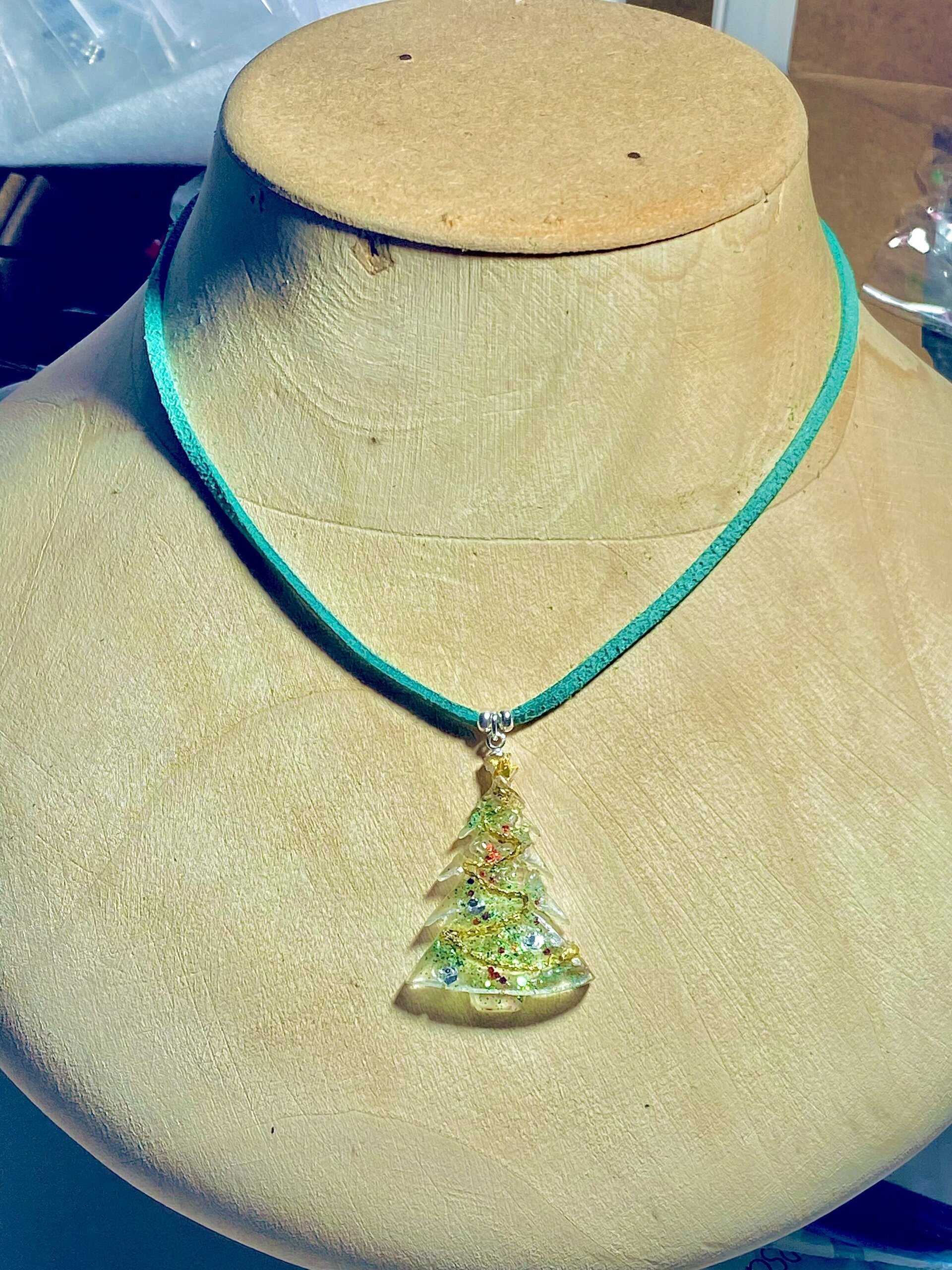 Collar con árbol de Navidad en resina y antelina. - 4