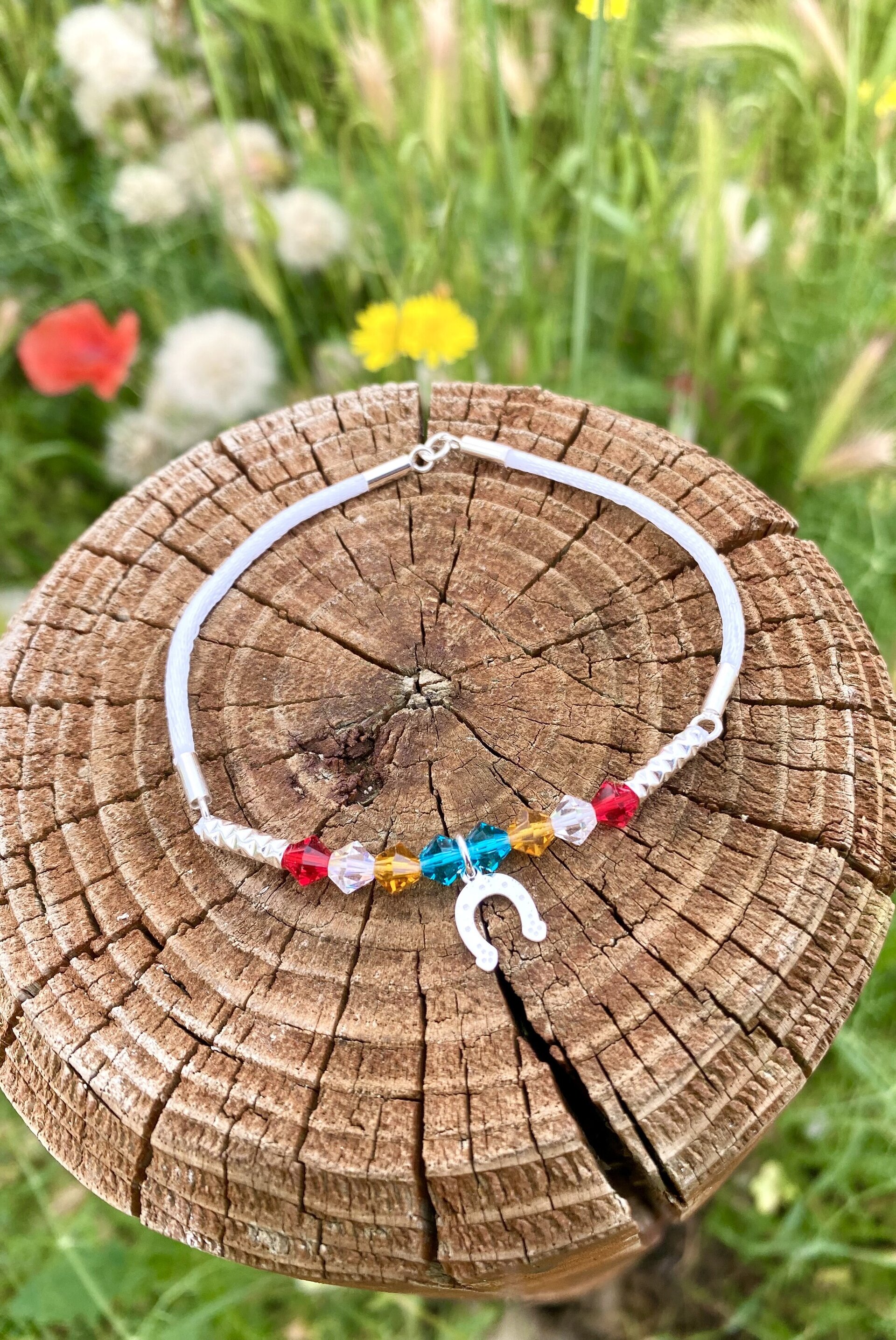 Pulsera de Cordón Blanco con Herradura de Plata y Cristales Swarovski: Elegancia - 2