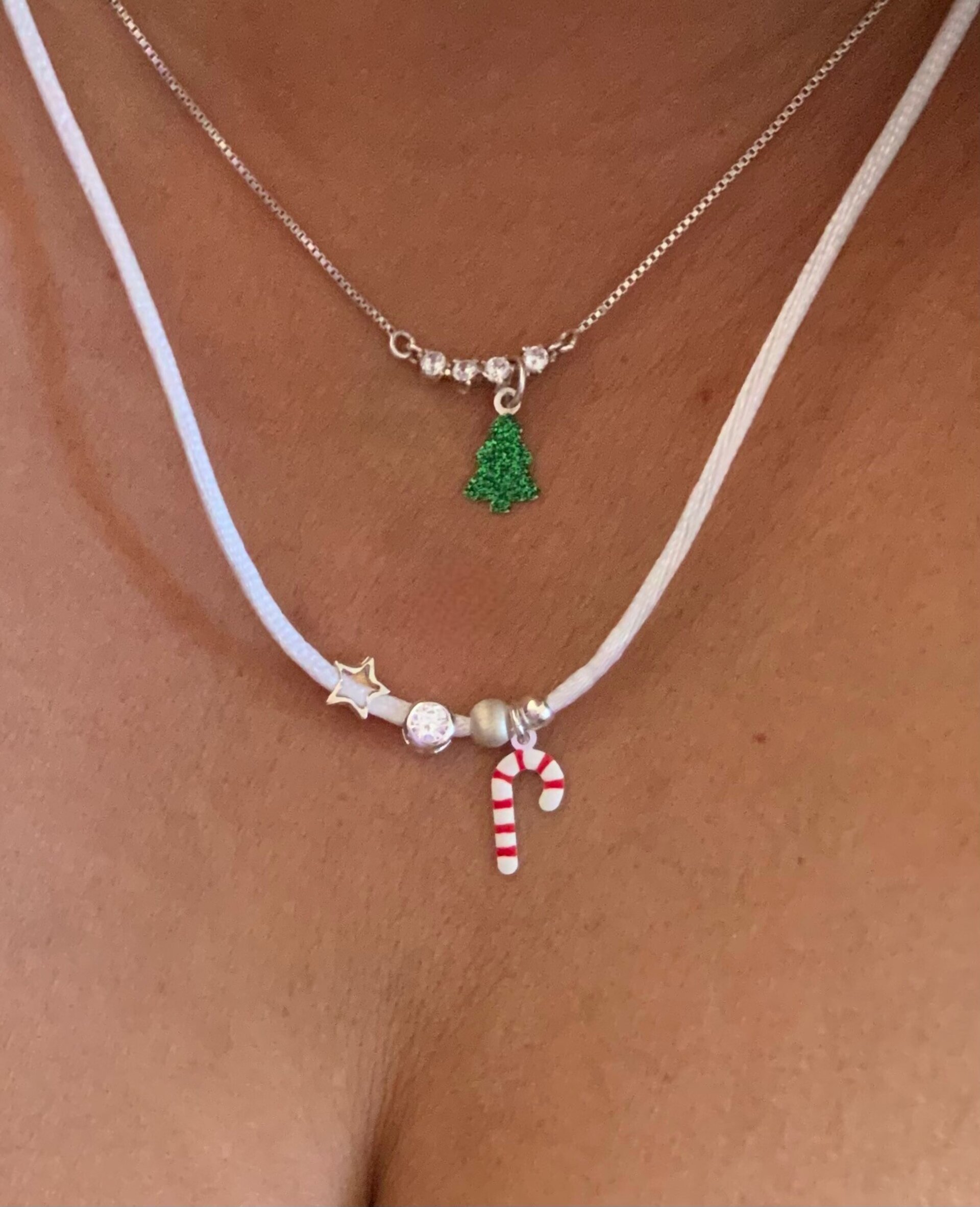 Collar Navideño de Antelina Blanca con Bastón de Caramelo y accesorios de plata. - 3