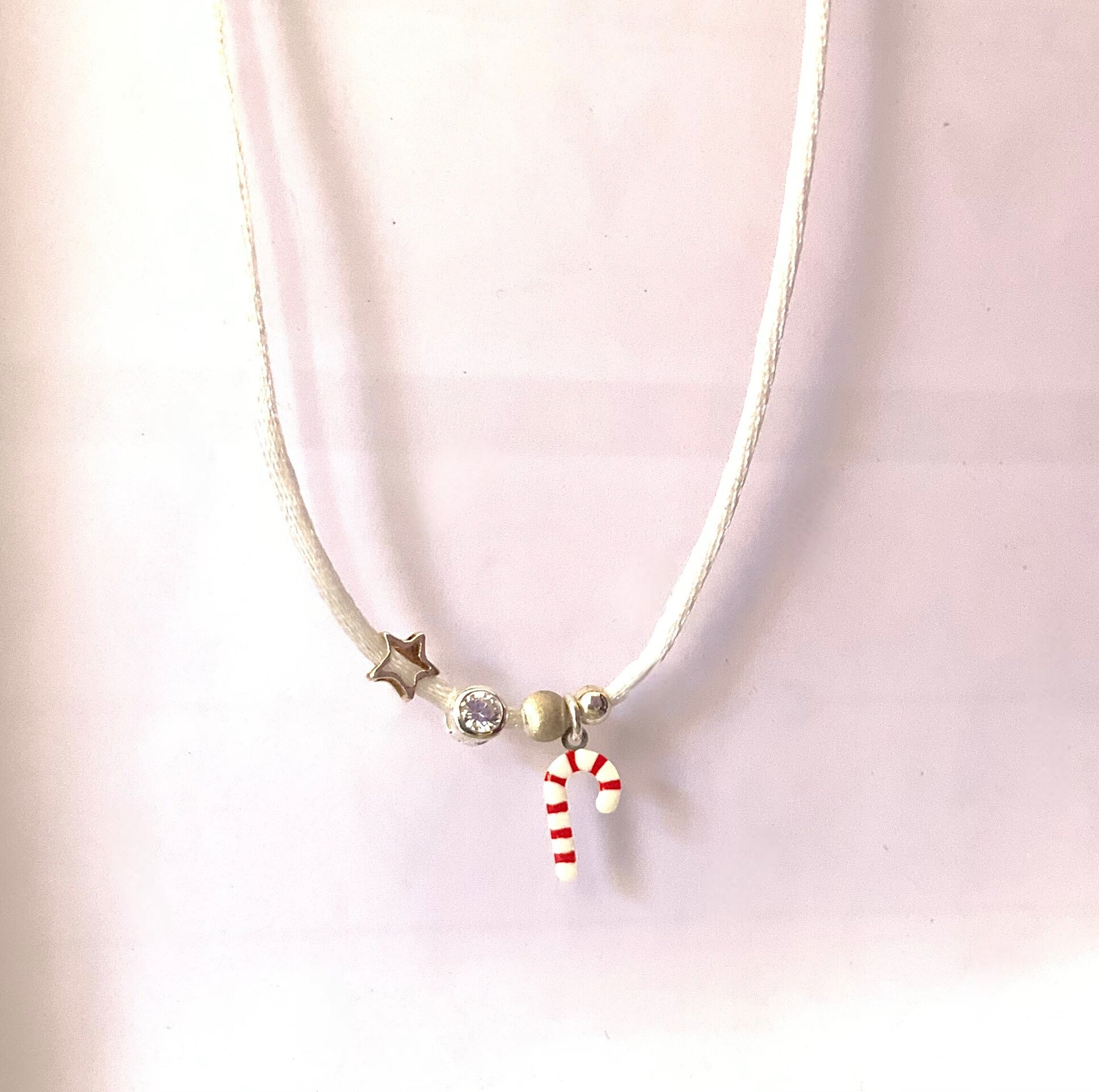 Collar Navideño de Antelina Blanca con Bastón de Caramelo y accesorios de plata. - 4