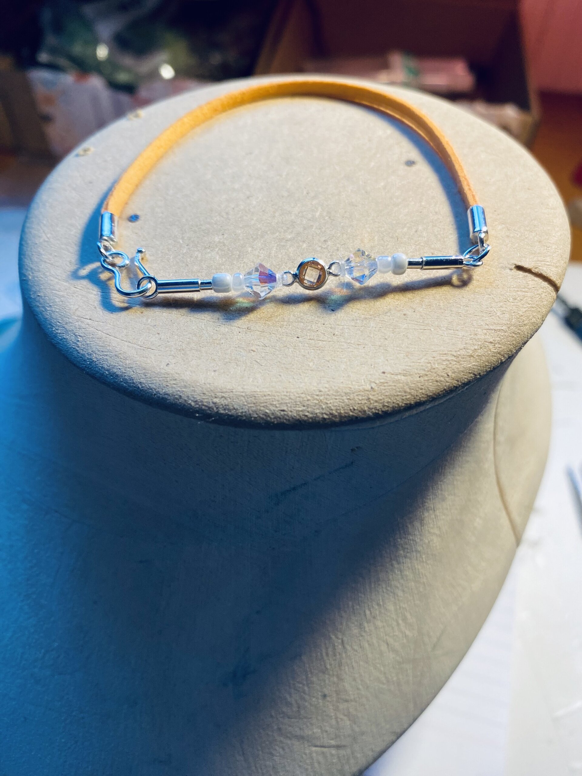 Pulsera de Antelina Naranja con Circonita Champagne – Estilo Vibrante y Sofistic - 4