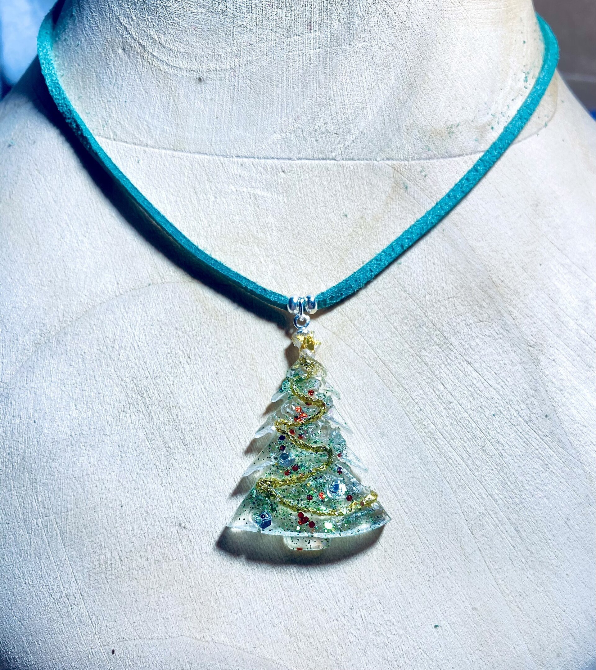 Collar con árbol de Navidad en resina y antelina. - 3