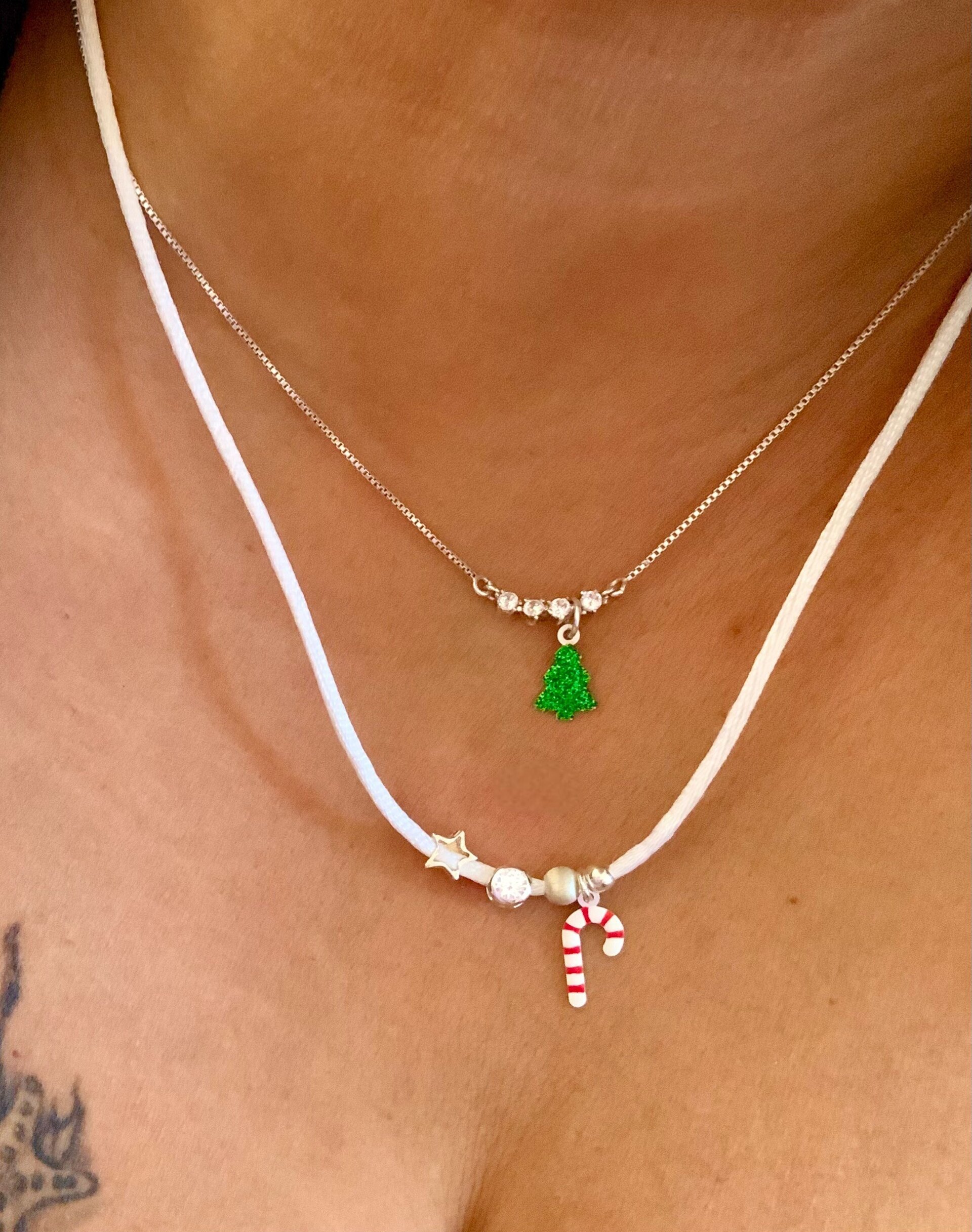 Collar Navideño de Antelina Blanca con Bastón de Caramelo y accesorios de plata. - 2