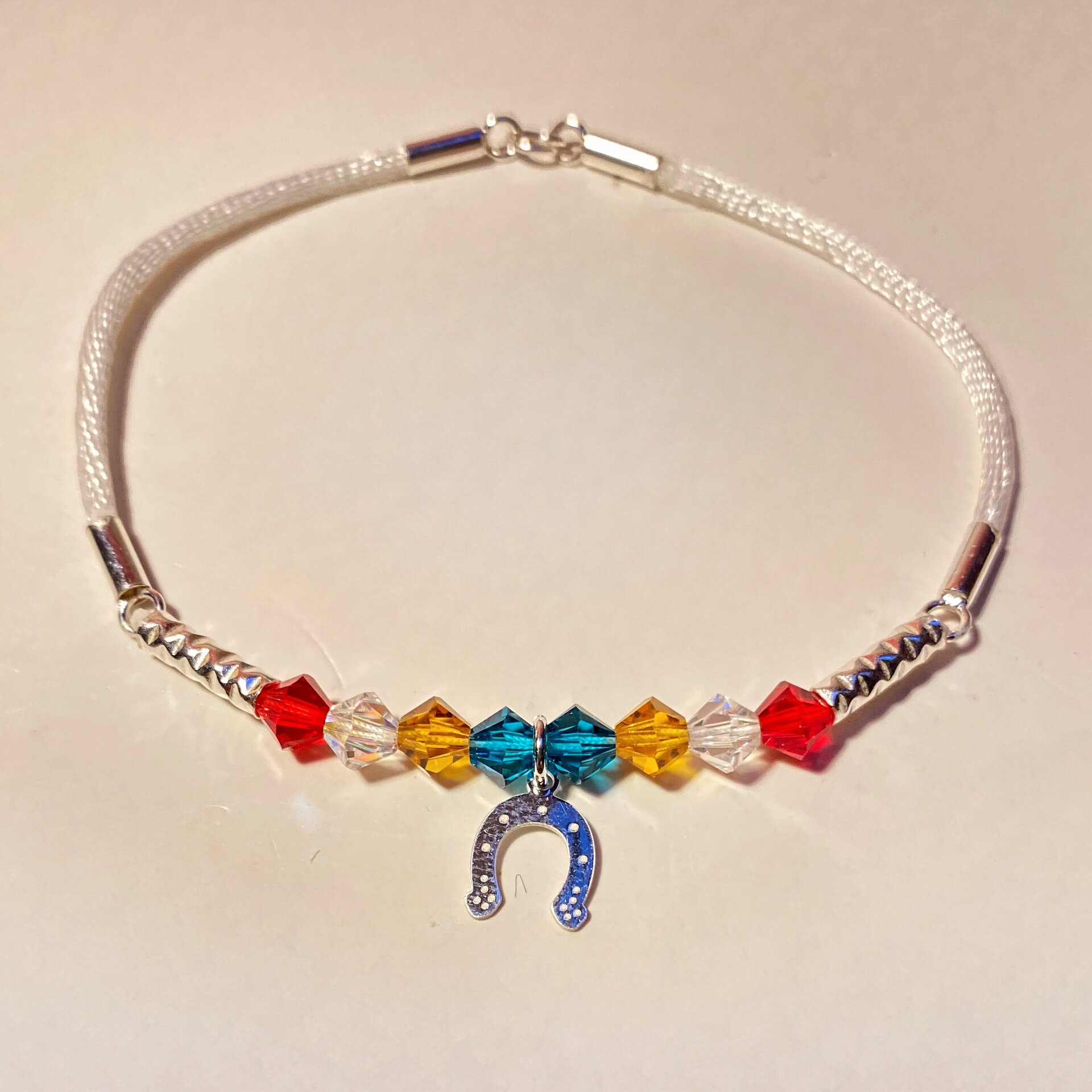 Pulsera de Cordón Blanco con Herradura de Plata y Cristales Swarovski: Elegancia - 4