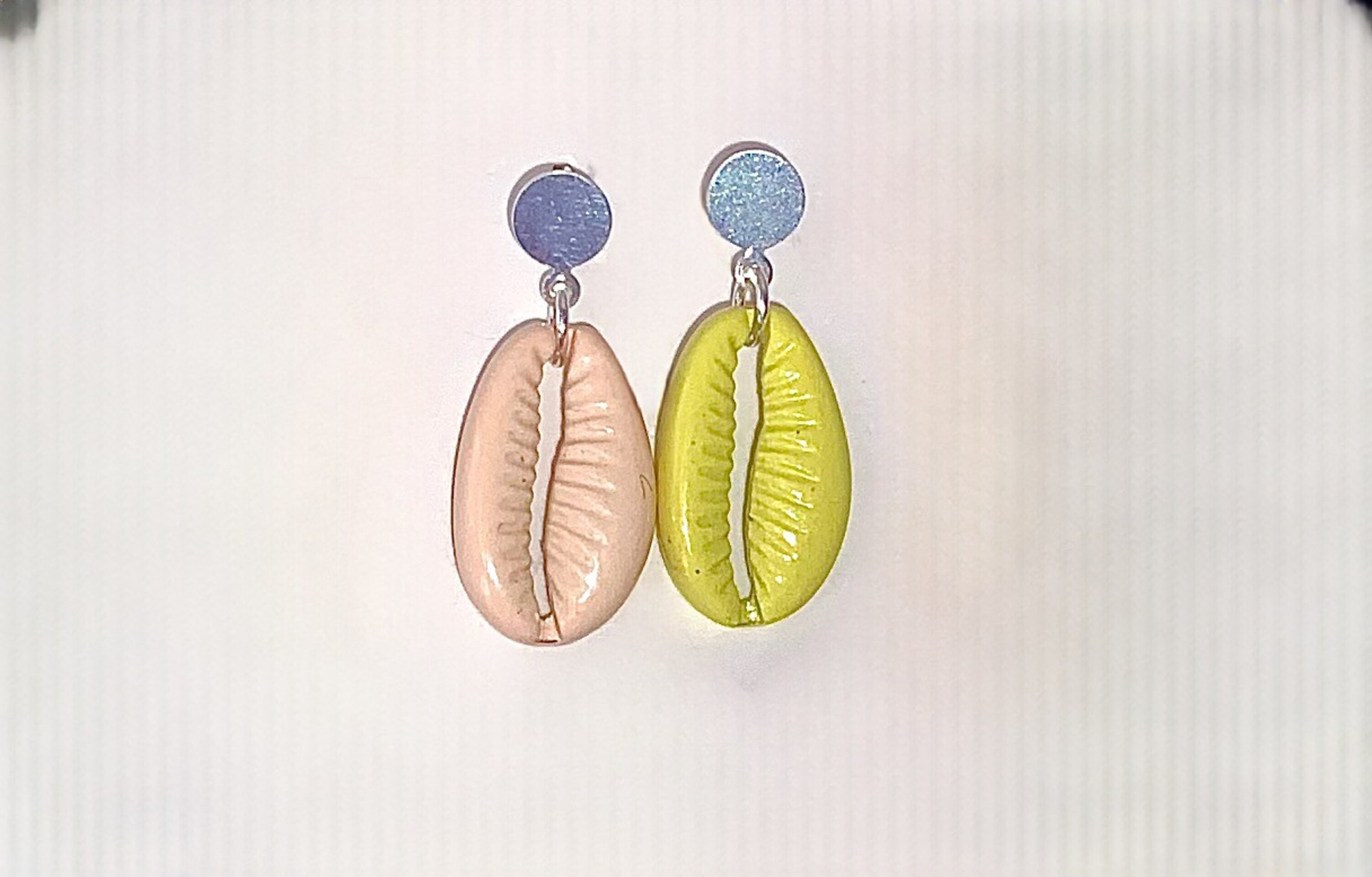 Descubre la Elegancia Natural con Nuestros Pendientes de Plata y Conchas Cowrie - 4