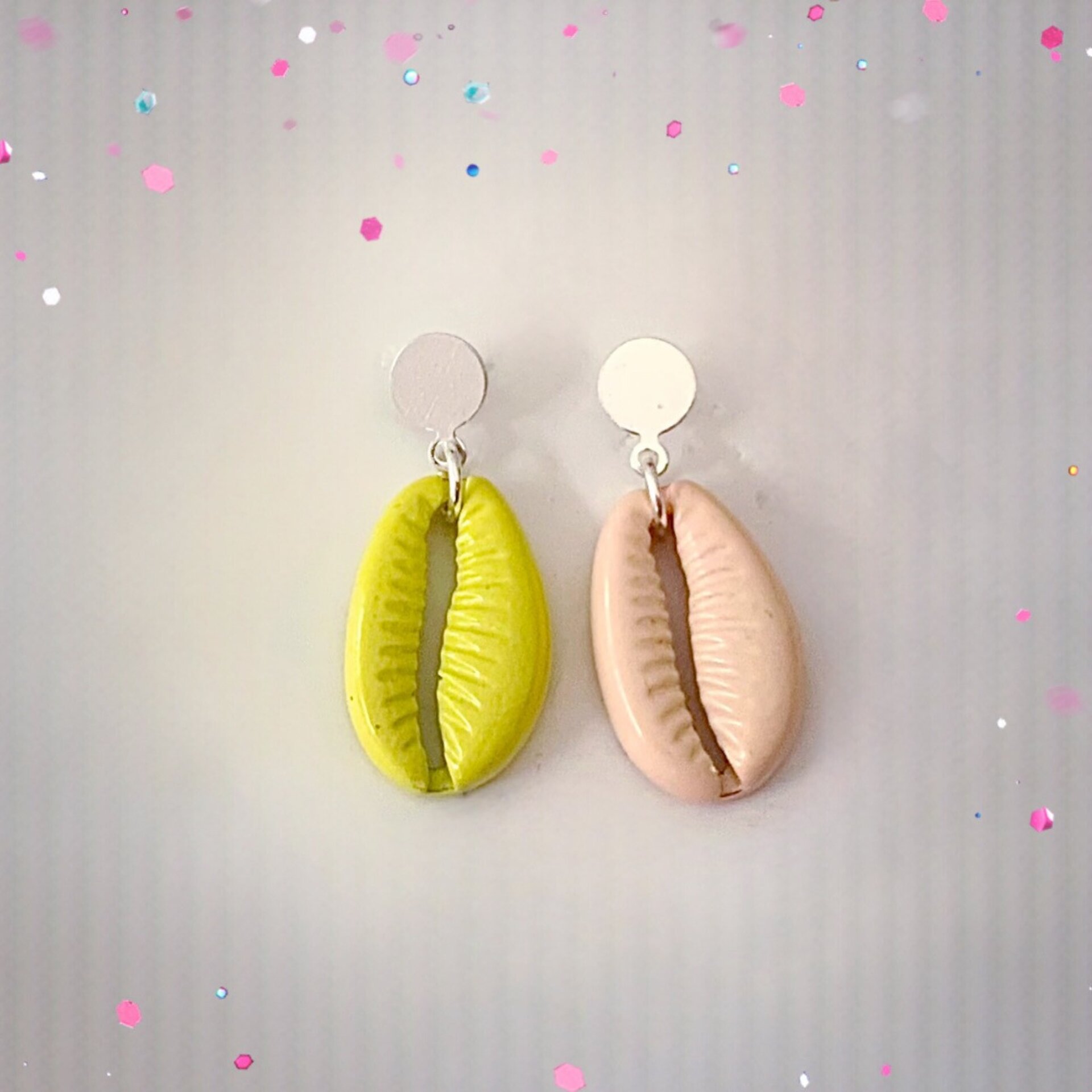 Descubre la Elegancia Natural con Nuestros Pendientes de Plata y Conchas Cowrie - 6