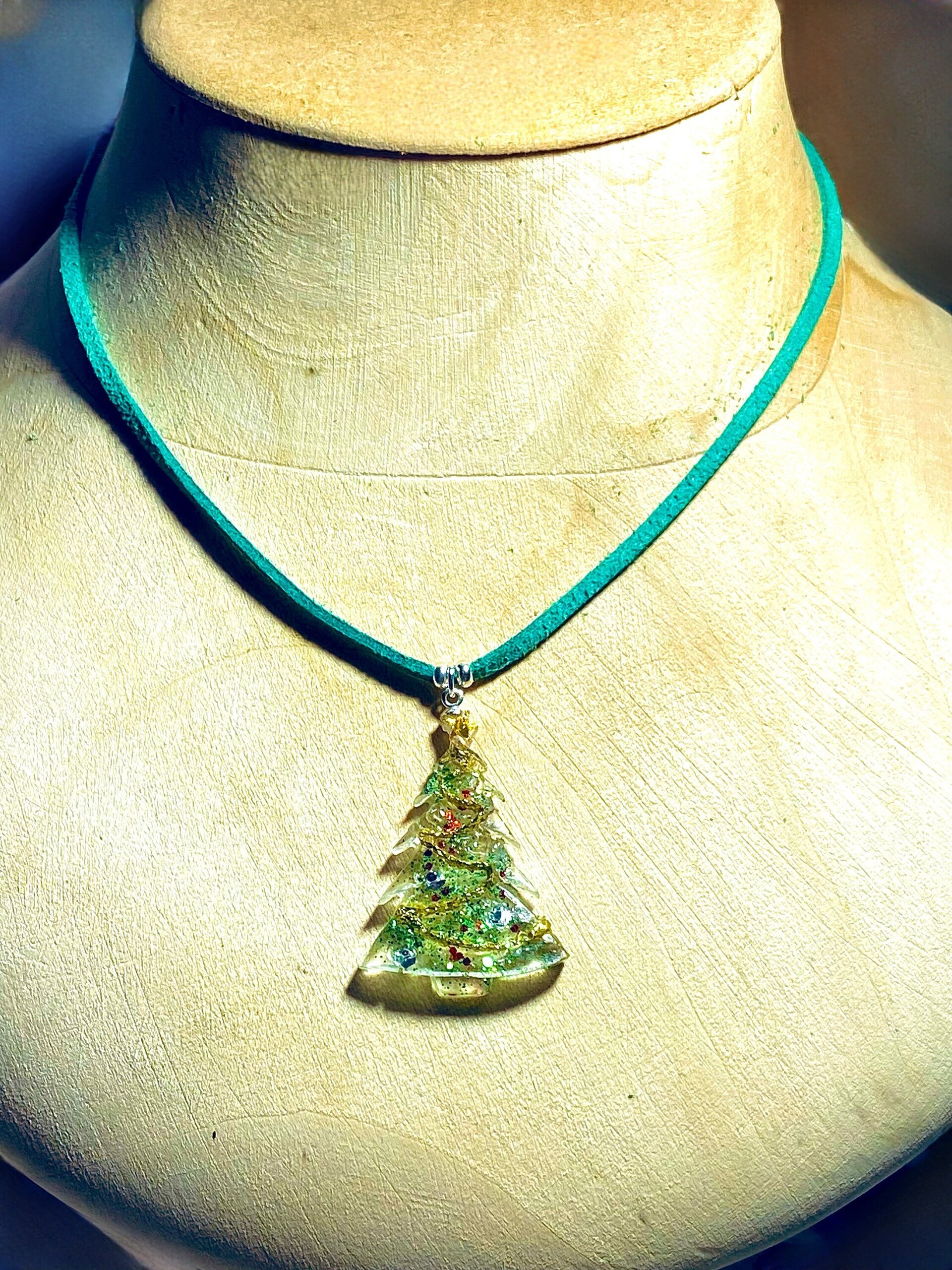 Collar con árbol de Navidad en resina y antelina. - 5