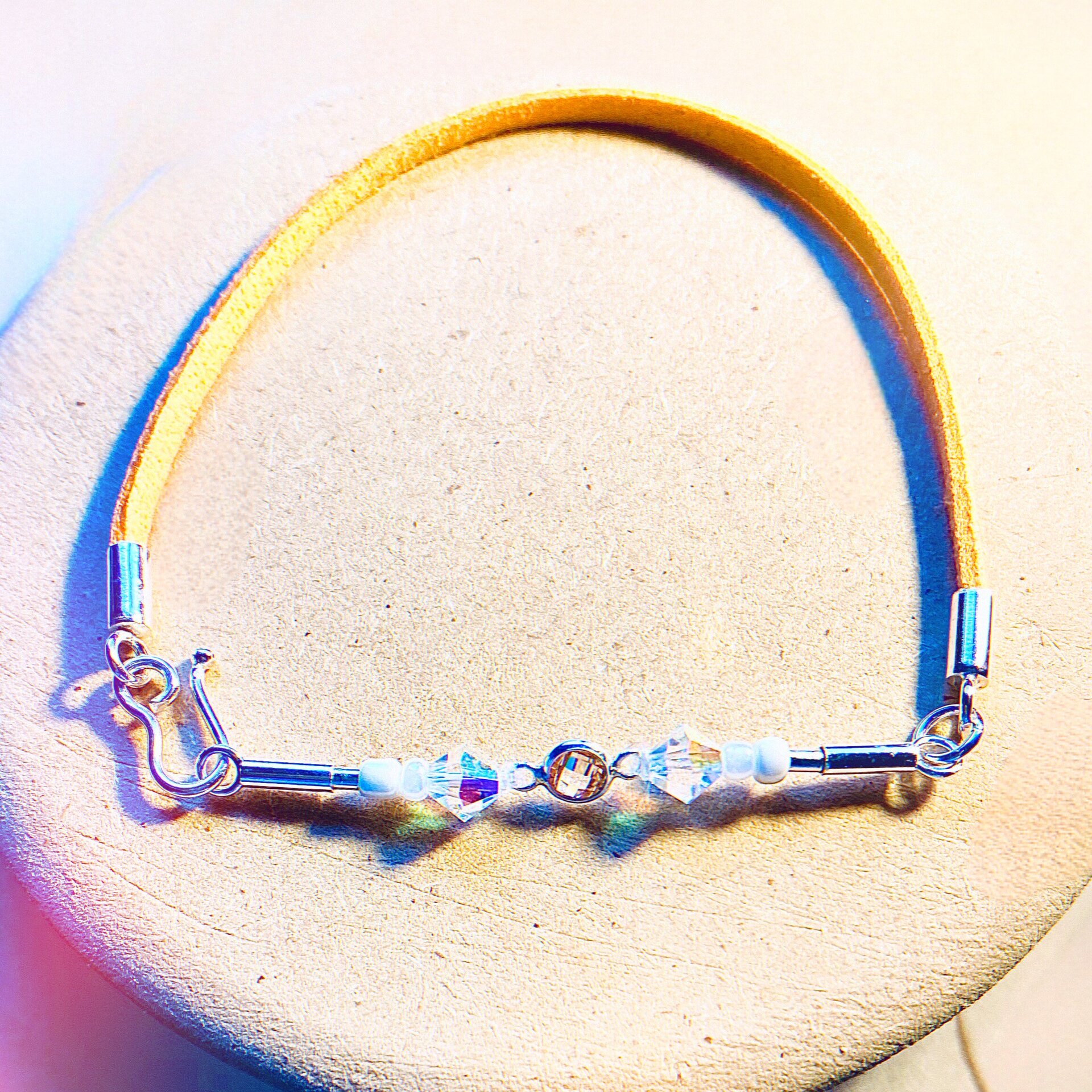 Pulsera de Antelina Naranja con Circonita Champagne – Estilo Vibrante y Sofistic - 3