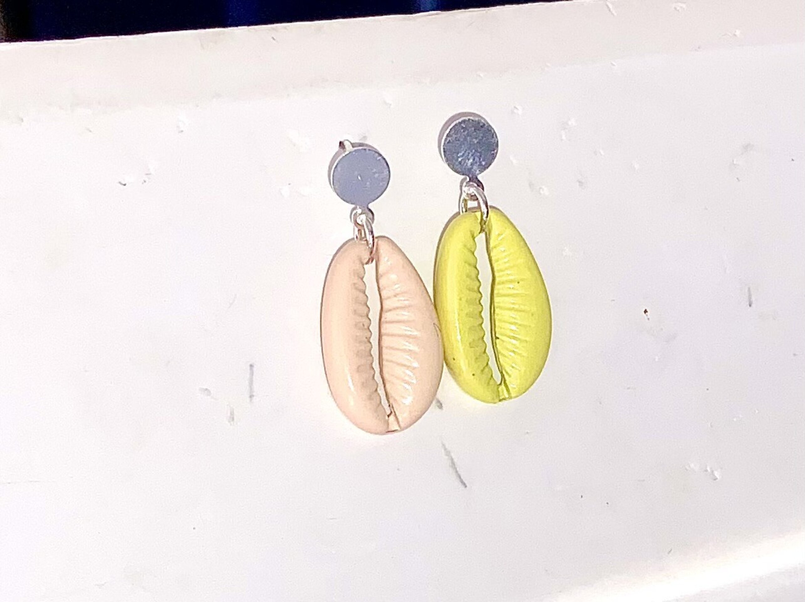 Descubre la Elegancia Natural con Nuestros Pendientes de Plata y Conchas Cowrie - 2