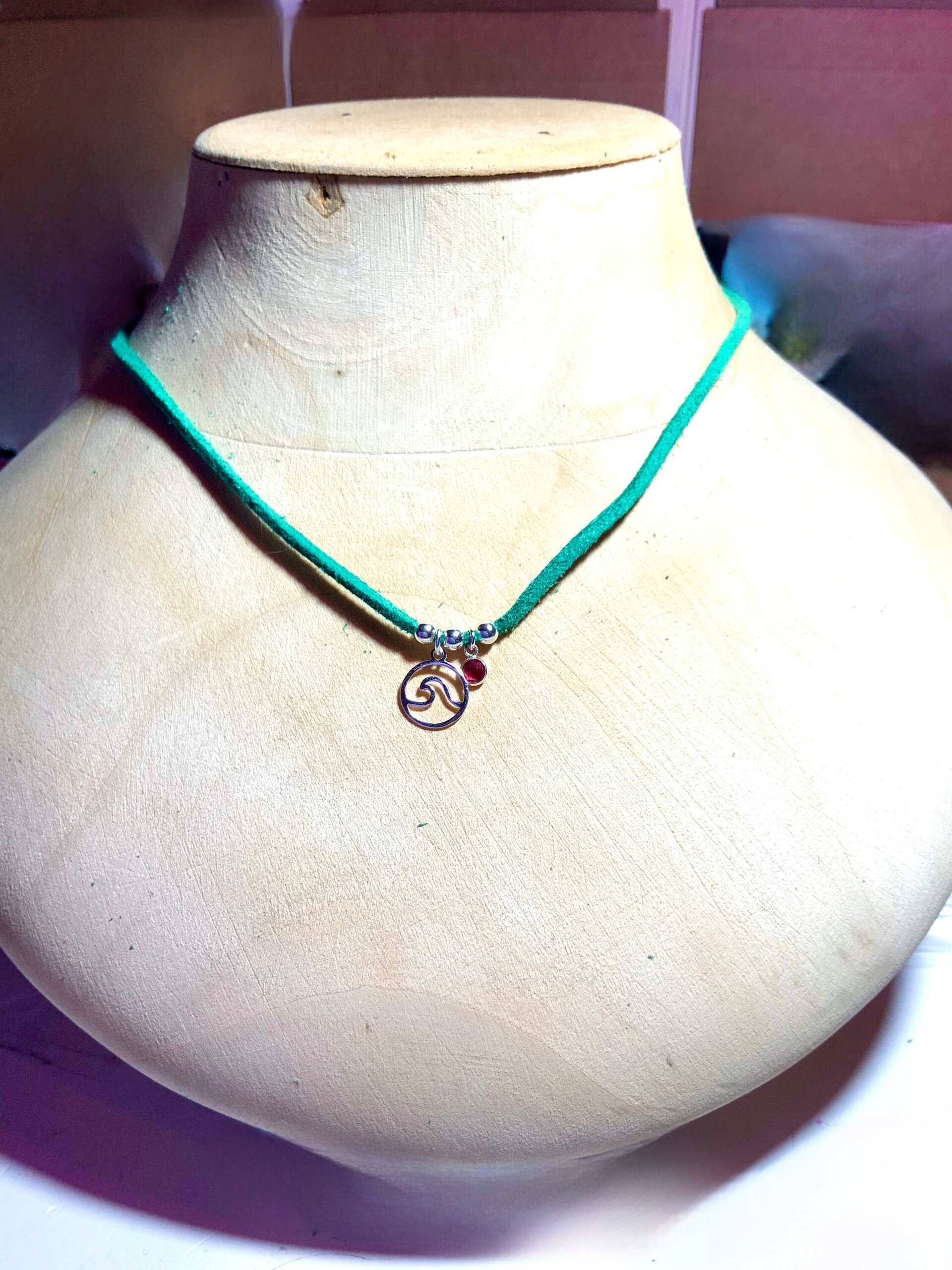 Collar artesanal de antelina verde con charm de plata y circonita - 2