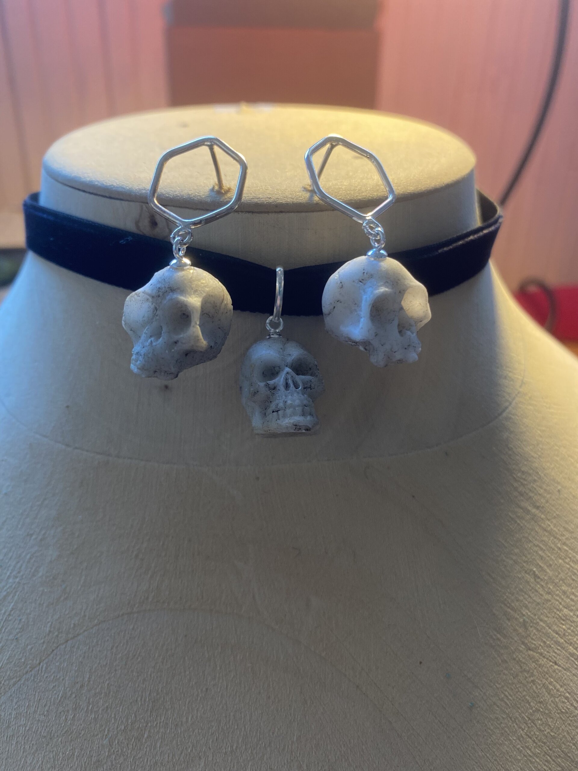 Conjunto de collar y Pendientes de Calaveras | Estilo Mortalmente Elegante - 3