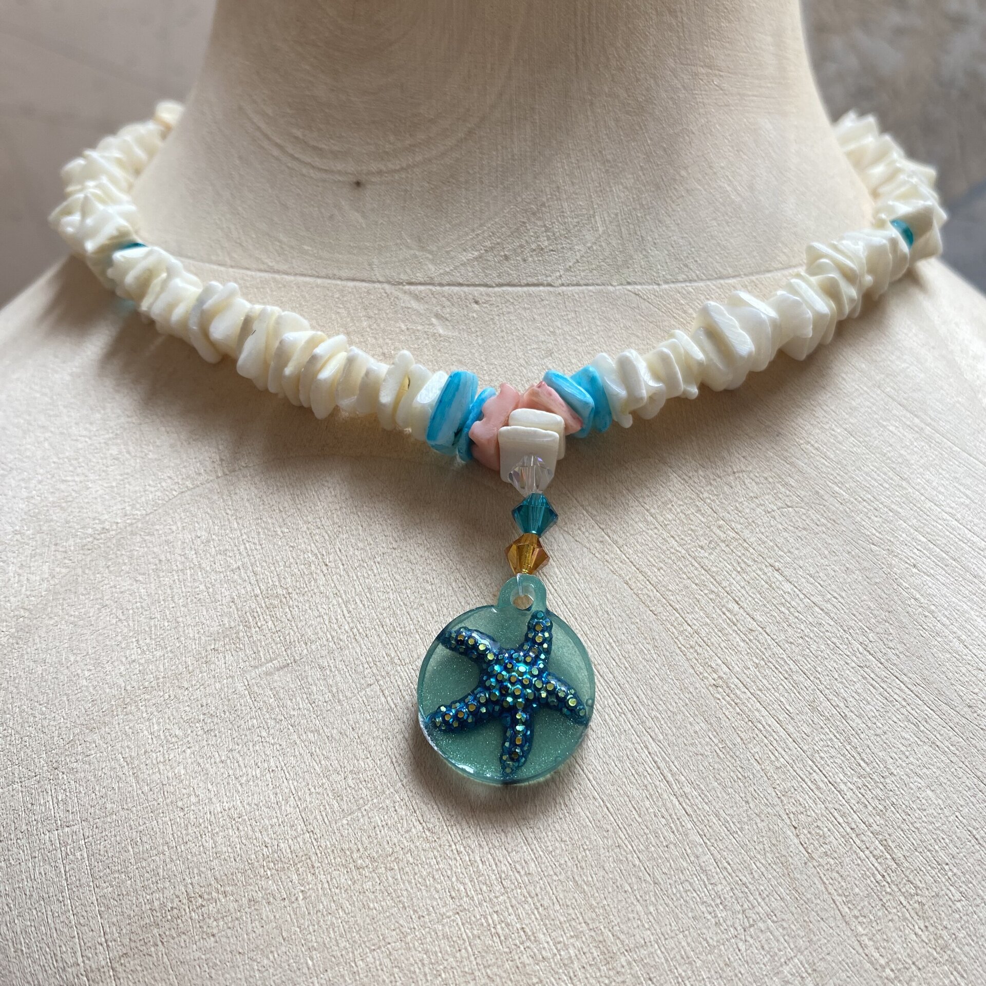 Collar de conchas marinas, cristales Swarovski y colgante, collar de conchas - 3