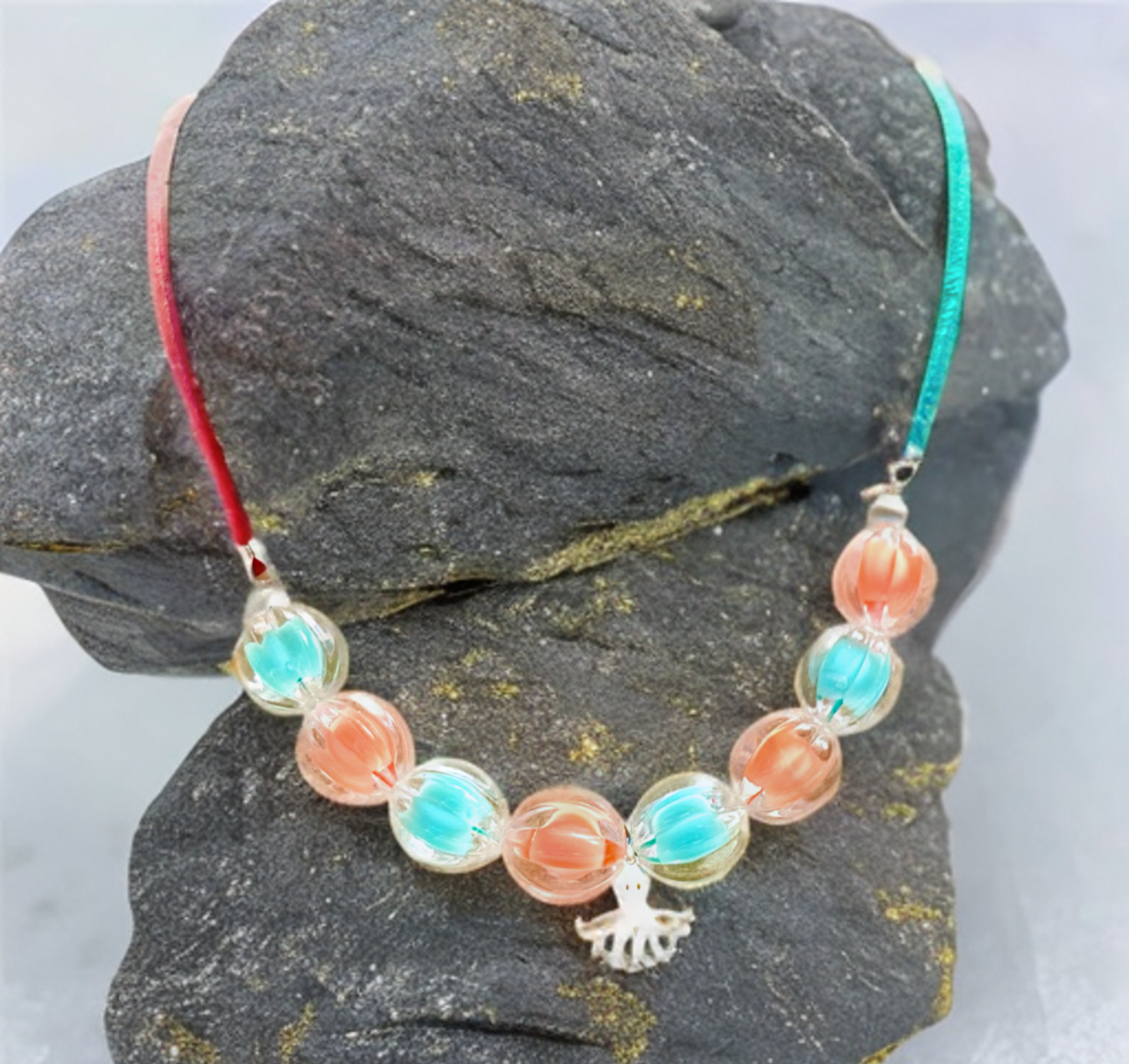 Collar de Antelina con Pulpo de Plata y Bolas Turquesa y Coral - Joyería Artesan - 3