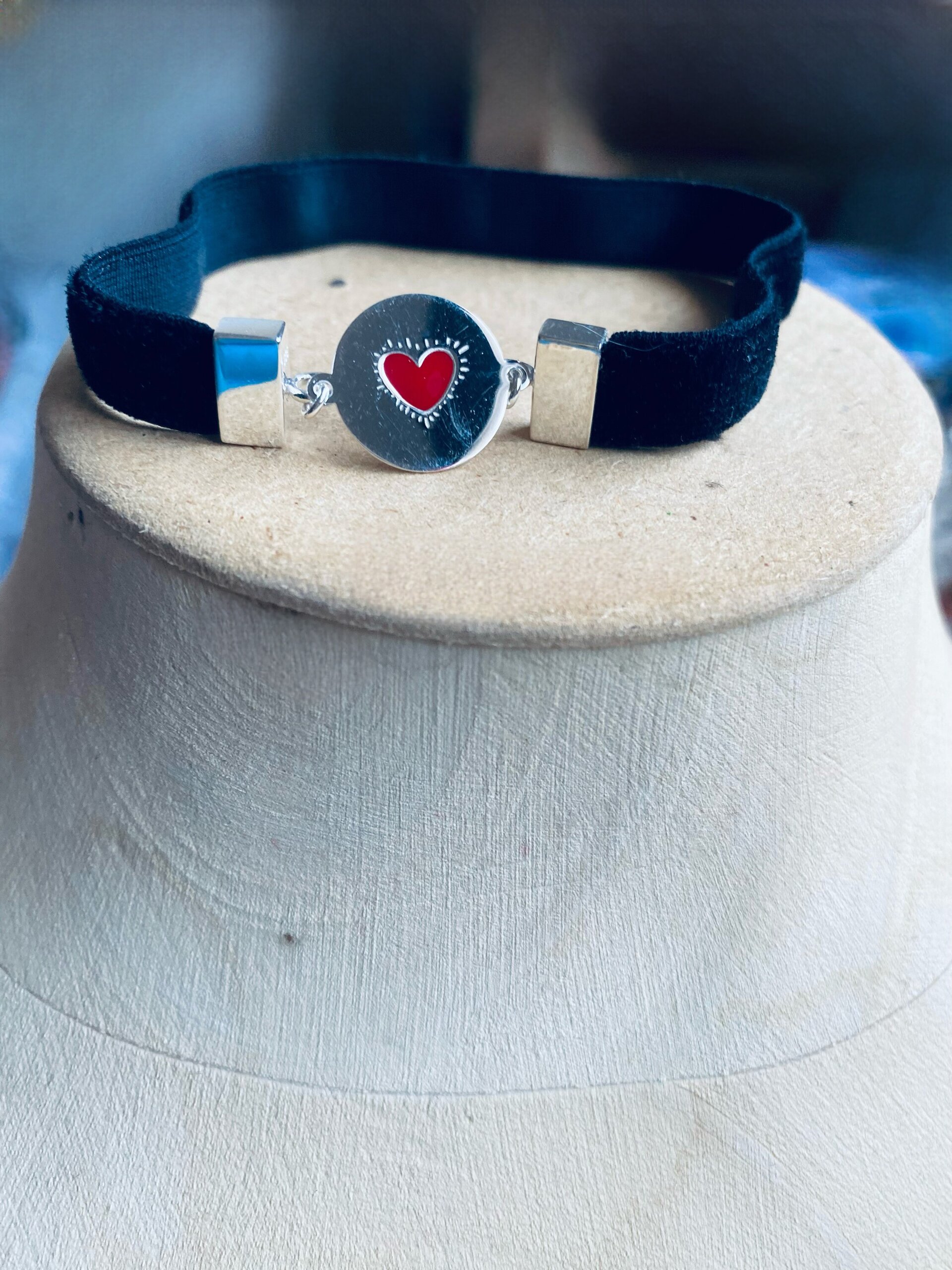 Pulsera de Plata con Corazón Esmaltado en Cinta de Terciopelo | Diseño Artesanal - 4