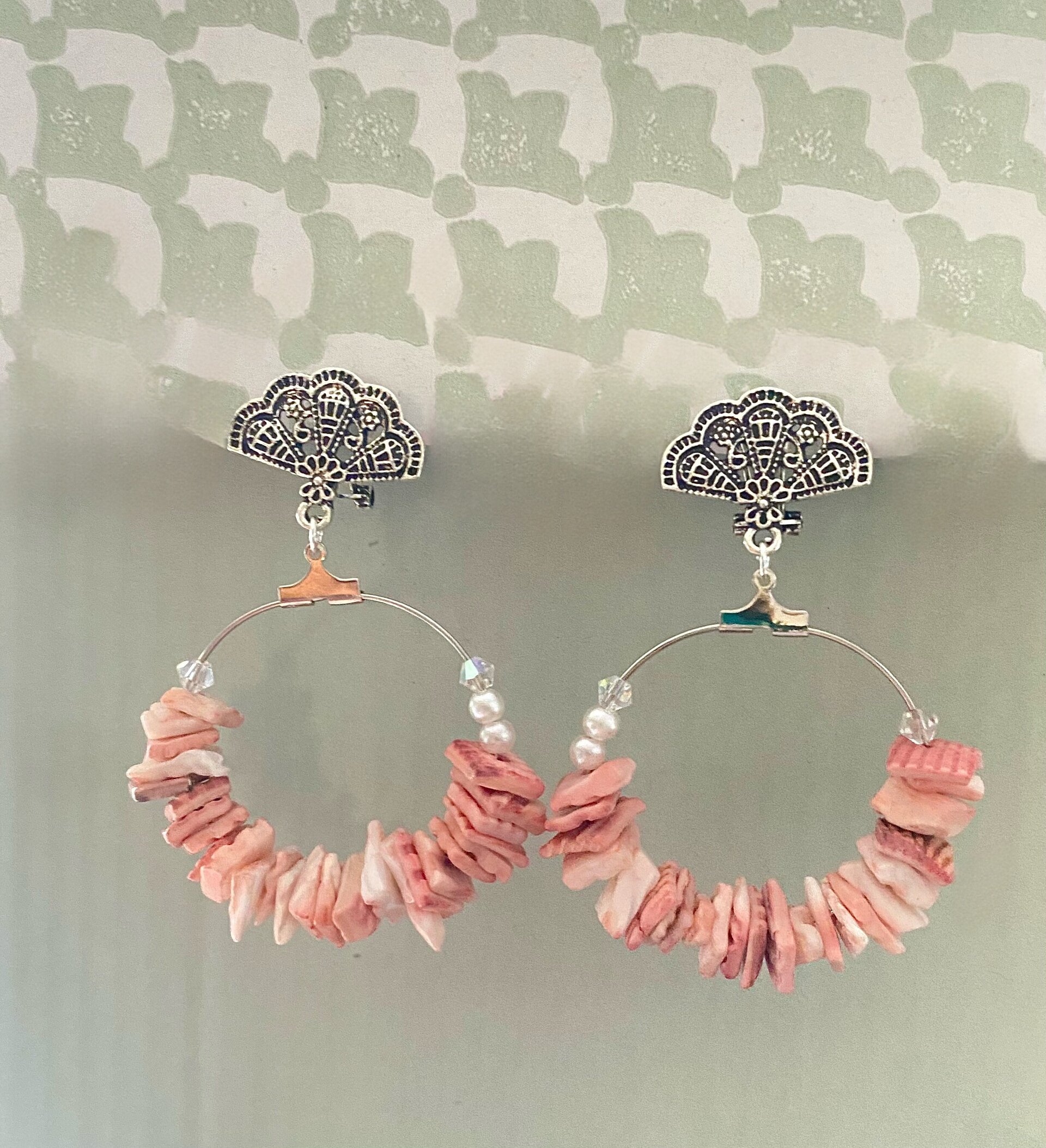 "Brillo Marino: Pendientes en Abanico con Conchas Marinas y Cristales Swarovski" - 2