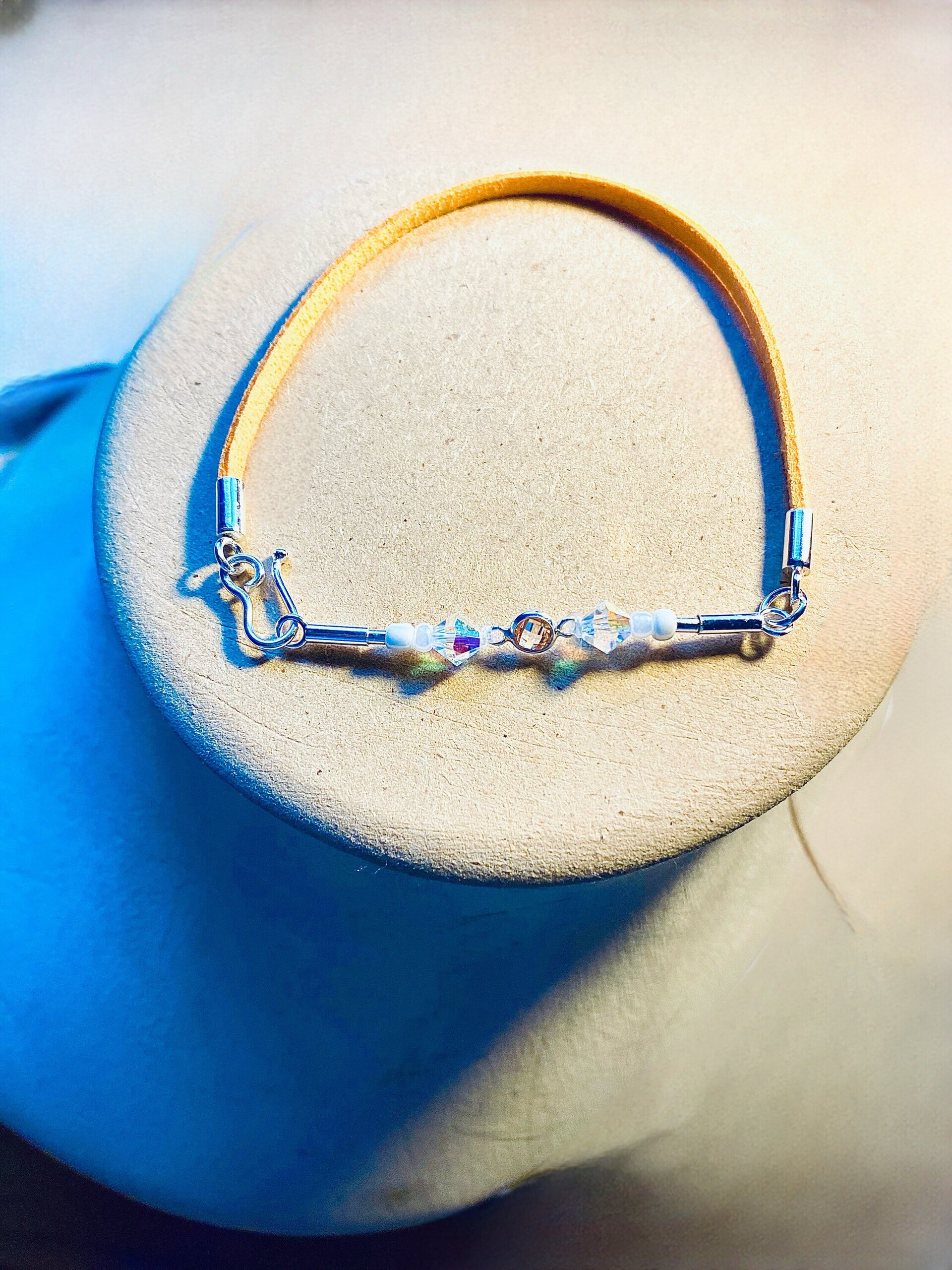 Pulsera de Antelina Naranja con Circonita Champagne – Estilo Vibrante y Sofistic - 2