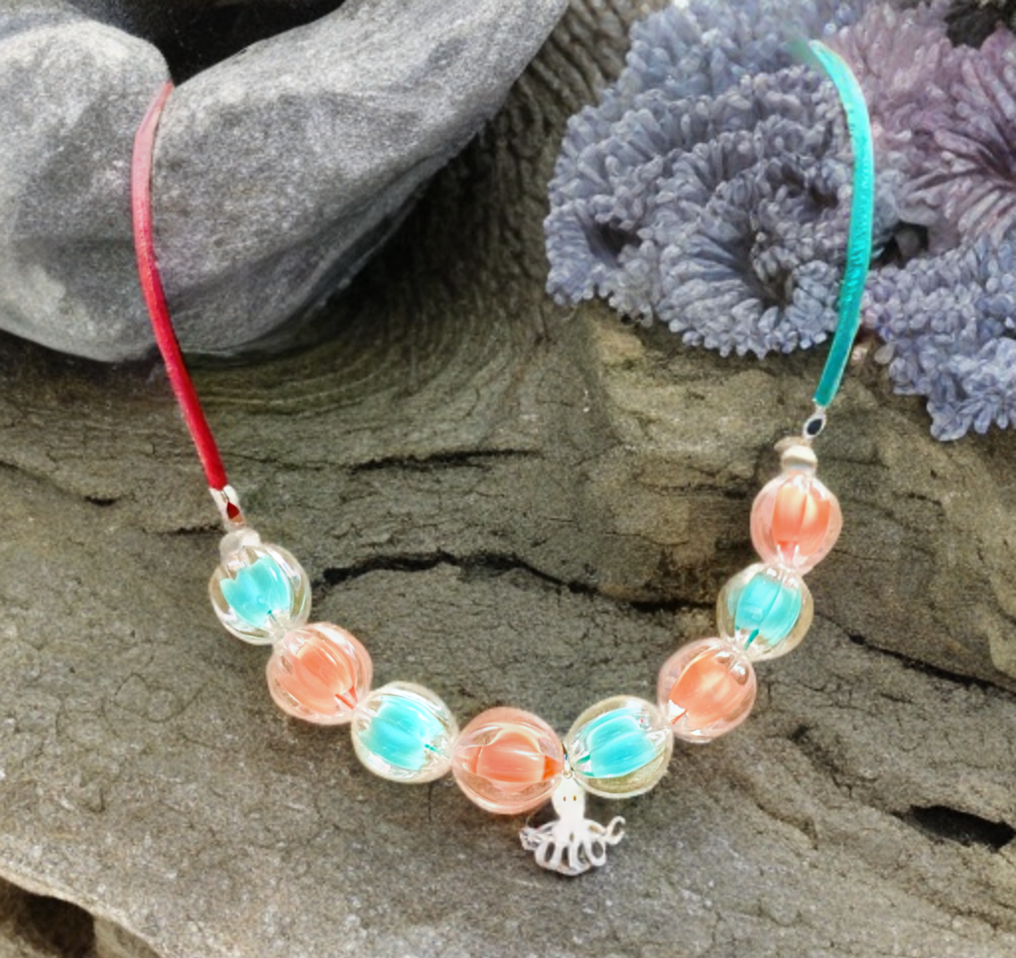 Collar de Antelina con Pulpo de Plata y Bolas Turquesa y Coral - Joyería Artesan - 5
