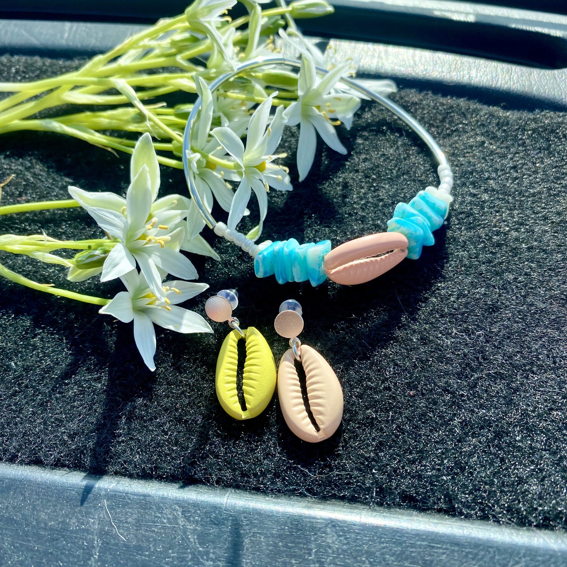 Descubre la Elegancia Natural con Nuestros Pendientes de Plata y Conchas Cowrie - 5