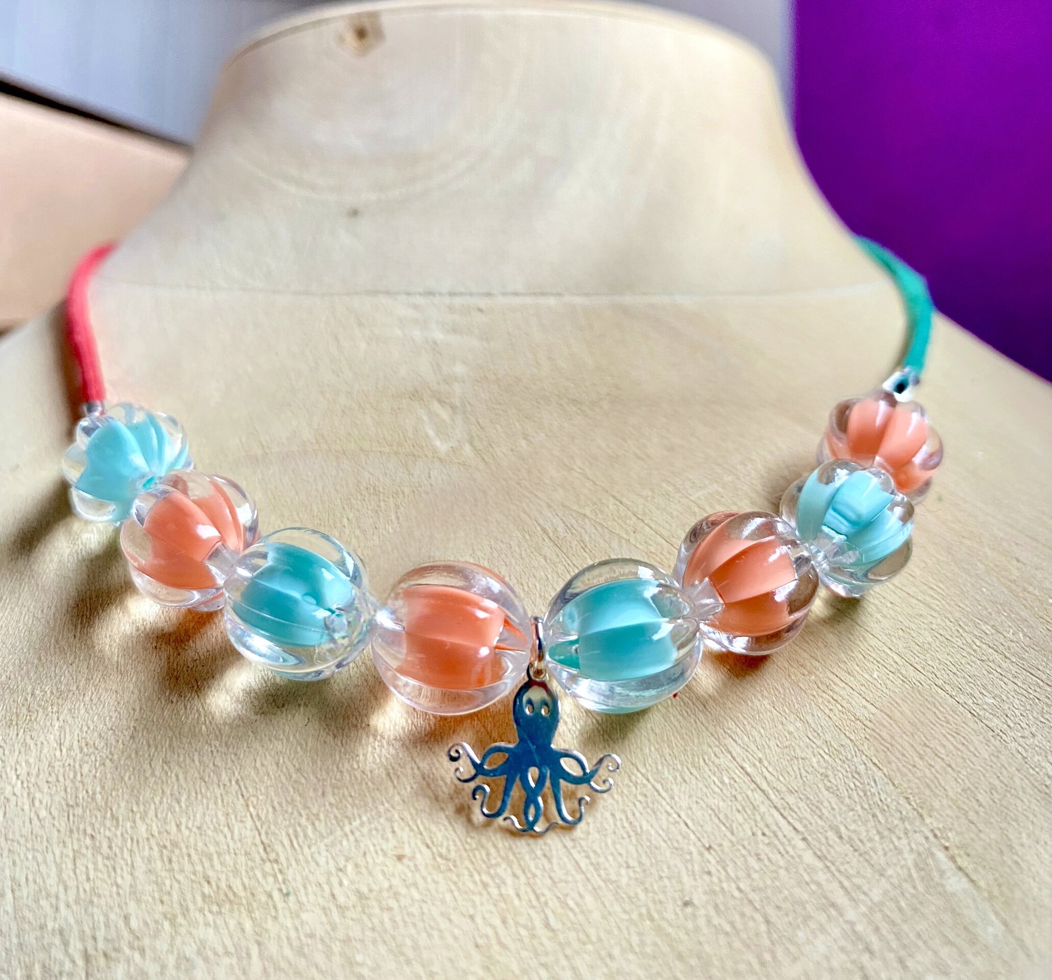Collar de Antelina con Pulpo de Plata y Bolas Turquesa y Coral - Joyería Artesan - 2